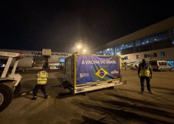 Lote com novas doses da CoronaVac chega ao Aeroporto de Guarulhos, em São Paulo - Foto: Reprodução Twitter