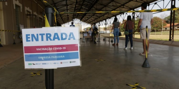 Fila para vacinação contra a Covid no CIS Guanabara: doses sobrantes poderão ser aplicadas no final do dia - Foto: Leandro Ferreira/Hora Campinas
