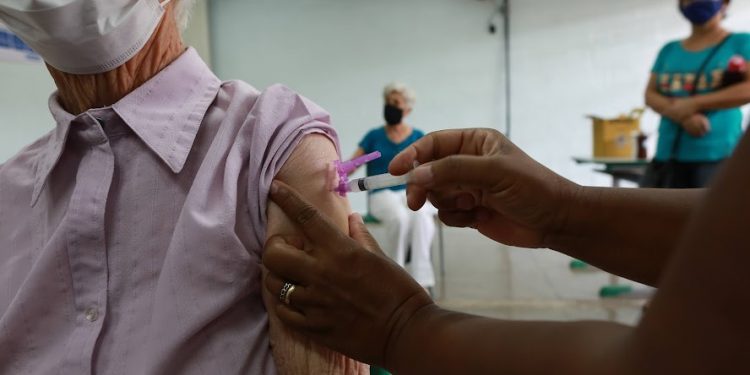 Todos os idosos infectados têm as três doses do imunizante contra a Covid. Foto: Leandro Ferreira/Hora Campinas
