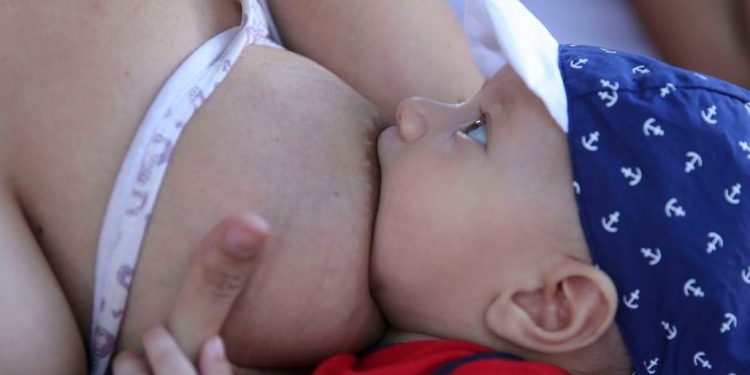 Pesquisa da USP mostra que mães vacinadas contra a Covid-19 produzem anticorpos que podem ser transmitidos ao recém-nascido pelo leite materno - Foto: Valter Campanato/Agência Brasil