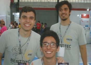 Os estudantes Vinicius, Brenno e Gabriel desenvolveram uma fonte de energia limpa e de baixo custo. Foto: Divulgação