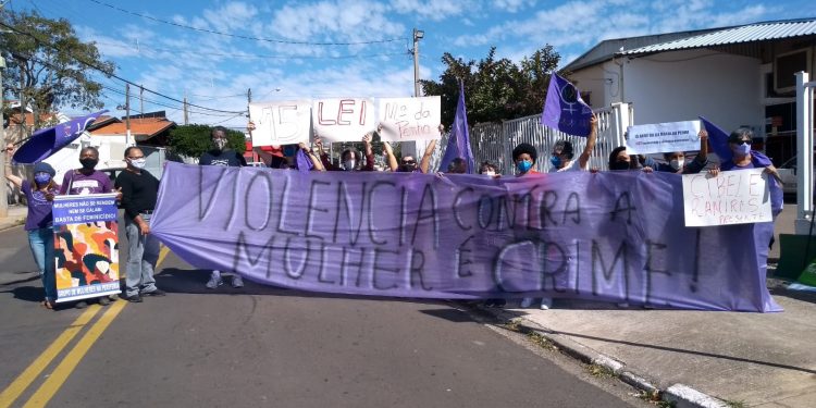 Coletivos fazem manifestação pela Lei Maria da Penha, que completa 15 anos