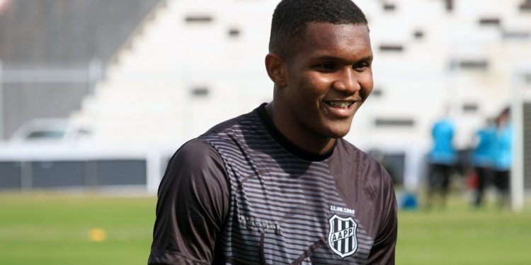 Talento da base, zagueiro Douglas será opção no banco de reservas contra o Confiança. Foto: Diego Almeida/Ponte Press