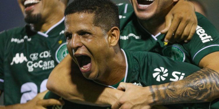 Lucão do Break voltou a balançar a rede depois de um mês e garantiu o primeiro gol da vitória do Guarani. Fotos: Thomaz Marostegan/Guarani FC