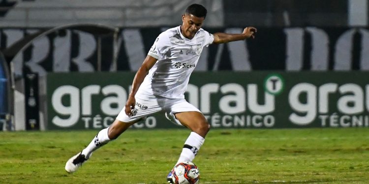 Thiago Lopes, de 19 anos, foi titular nas últimas três partidas da Ponte Preta. Foto: Ponte Press/Álvaro Jr.