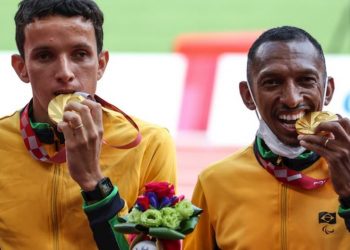 Yeltsin Jacques e Bira mostram suas medalhas de ouro. Dupla bateu recorde mundial nos 1.500m (classe T11) - Foto: Rogério Capela/CPB
