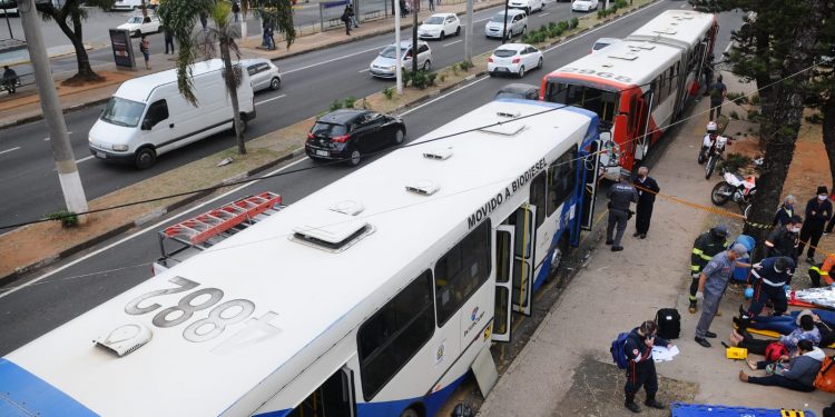 Batida de ônibus na Avenida Prestes Maia deixa 30 feridos