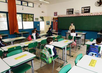Juiz proíbe trabalho presencial de 185 servidores da Educação