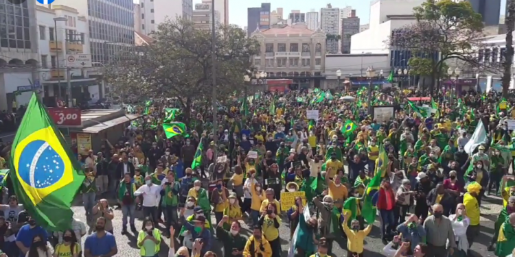 Manifestantes pró-Bolsonaro pedem voto impresso, em ato no Largo do Rosário. Foto/ Reprodução de redes sociais