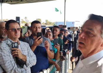 O presidente Jair Bolsonaro em conversa com apoiadores em frente ao Palácio da Alvorada. Foto: reprodução redes sociais