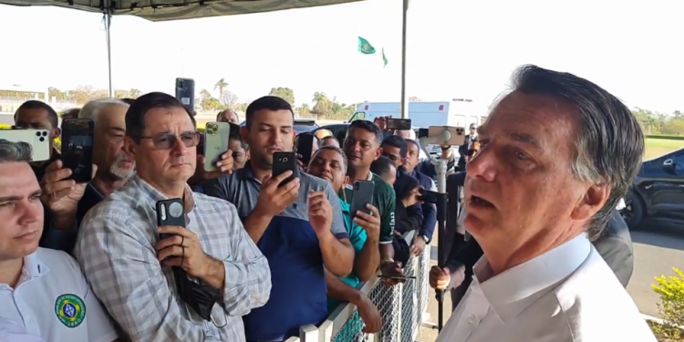 O presidente Jair Bolsonaro em conversa com apoiadores em frente ao Palácio da Alvorada. Foto: reprodução redes sociais