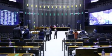 Câmara: MP altera regras trabalhistas e renova programa de redução de jornada