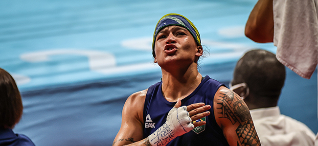 Prata de Bia encerra melhor campanha do boxe brasileiro