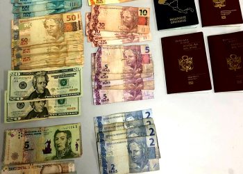 Dinheiro encontrado com os quatro estrangeiros presos. Foto: Divulgação / PM