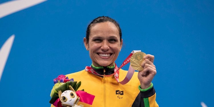 Carol Santiago exibe medalha de ouro conquista em Tóquio/Alê Cabral/CPB