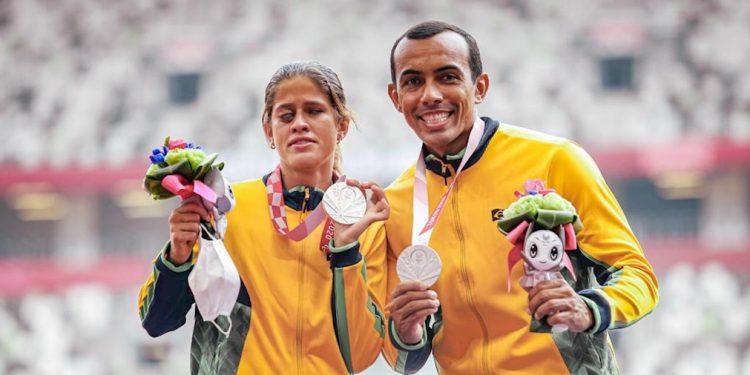 A atleta Thalita Simplício exibe a medalha de prata ao lado do seu guia, Felipe Veloso. Foto: : Wander Roberto /CPB @wander_imagem