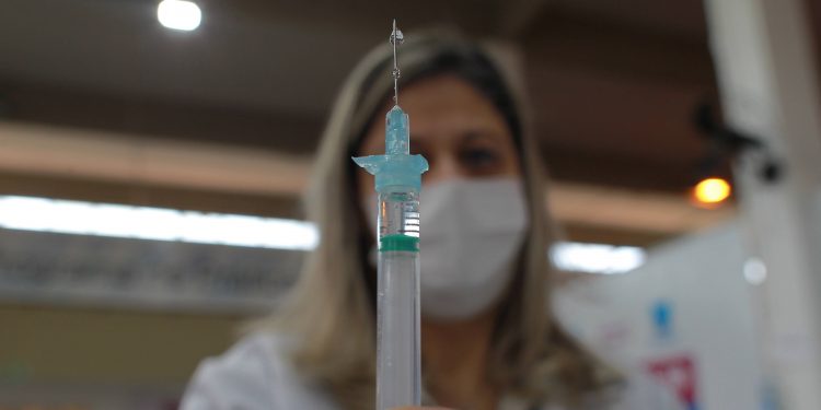 A meta é imunizar toda a população adulta com ao menos uma dose até a próxima segunda-feira, dia 16 de agosto.
Fotos: Leandro Ferreira / Hora Campinas