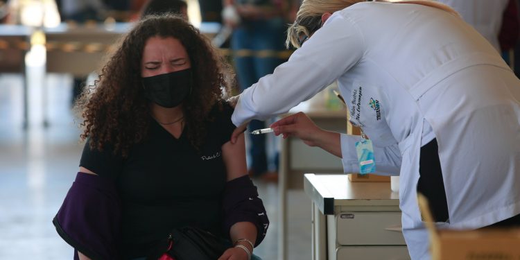 A secretaria de saúde garante que a suspensão  temporária do agendamento não afeta a vacinação. Foto: Leandro Ferreira / Hora Campinas