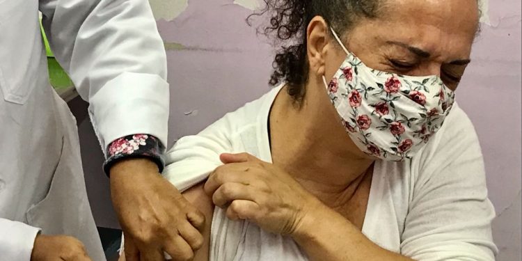Mulher sendo vacinada  na manhã deste sábado no, Centro de Saúde do Jardim Aurélia. Foto: Carlos Bassan /PMC