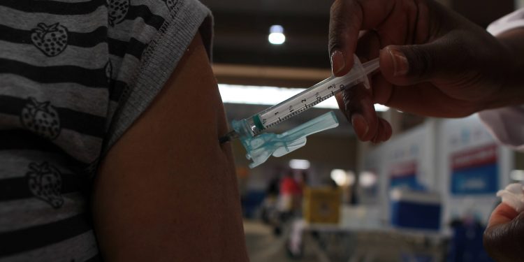 Campinas (SP) suspendeu o  agendamento  da primeira dose da vacina contra a Covid-19 para maiores de 18 anos na noite desta terça-feira (10). As mais de 53 mil vagas disponibilizadas no início de segunda-feira foram preenchidas por volta das 22h.  A Secretaria de Saúde informou que aguarda a chegada de novas doses.