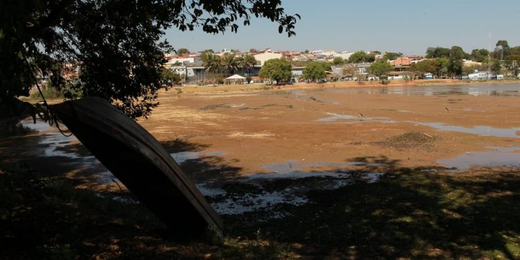 Reservatório com nível baixo em Valinhos: racionamento. próximo Foto: Leandro Ferreira/Hora Campinas