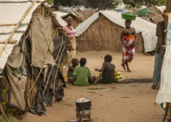 A seca castiga crianças em assentamento para deslocados internos em Moçambique. Foto: Unicef/Mauricio Bisol
