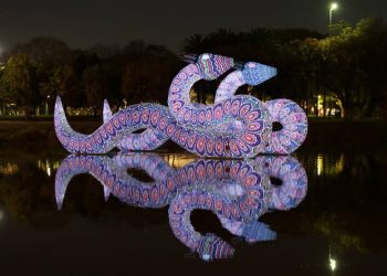 Uma das obras externas no parque é uma instalação de grandes dimensões em formato de serpente. Foto: Fundação Bienal