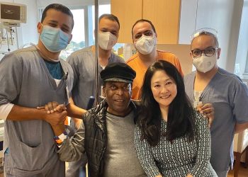Imagem postada no Instagram de Pelé, em que ele aparece  junto com a equipe médica do hospital. Foto: Reprodução