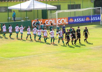 Jogadoras do Palmeiras e Portuguesa entram em campo em Vinhedo: partida válida pelo Campeonato Paulista - Foto: Divulgação