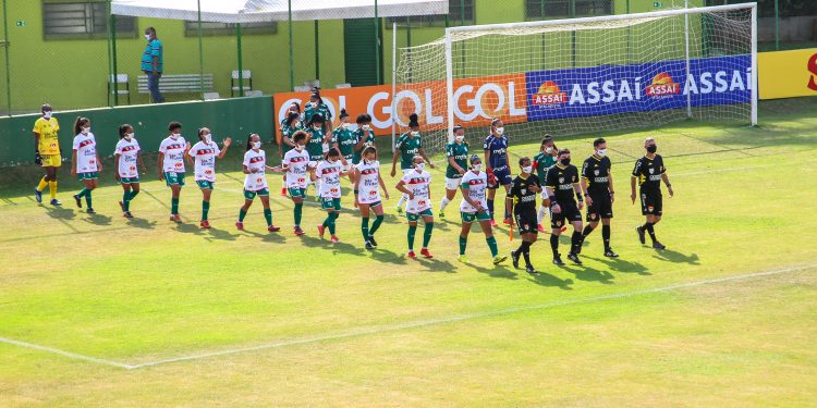 Jogadoras do Palmeiras e Portuguesa entram em campo em Vinhedo: partida válida pelo Campeonato Paulista - Foto: Divulgação