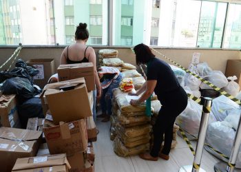 Voluntários e estudantes de medicina ajudaram a receber e a separar as doações. Fotos: Eduardo Lopes/PMC