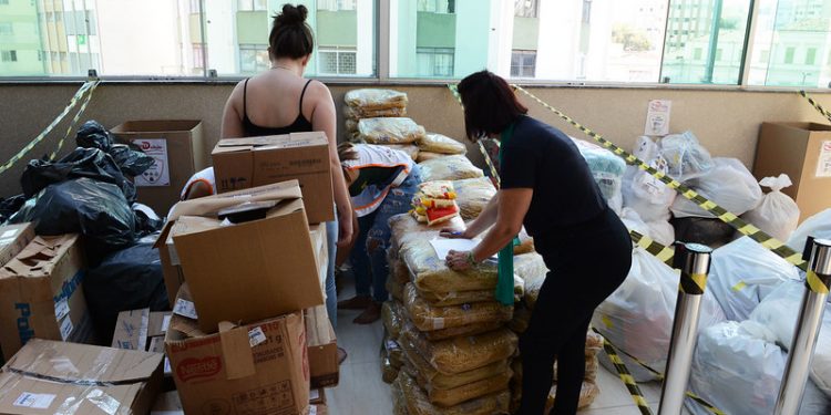 Voluntários e estudantes de medicina ajudaram a receber e a separar as doações. Fotos: Eduardo Lopes/PMC