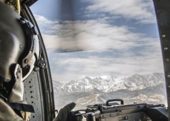 Soldado do Exército da 3ª Divisão de Infantaria dos EUA durante observação aérea, em 2017, à região montanhosa do Afeganistão Foto: John Martinez