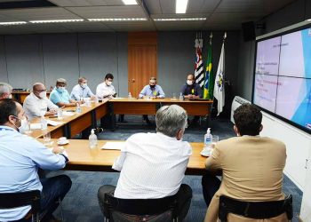Dário Saadi e integrantes da Administração e do consórcio em reunião na tarde desta sexta-feira Foto: Eduardo Lopes/Divulgação