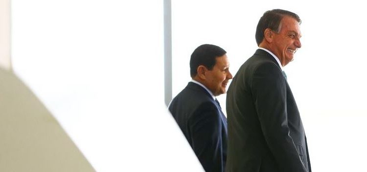 O presidente Jair Bolsonaro e o vice-presidente Hamilton Mourão, no Planalto, durante anúncio de avanços no programa federal de habitação Foto: Marcelo Camargo/Agência Brasil