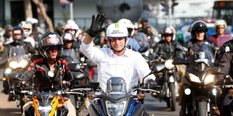 Bolsonaro em passeio de moto em setembro do ano passado: hoje, destino é a Festa do Peão de Americana Foto: Reprodução/redes sociais/Arquivo