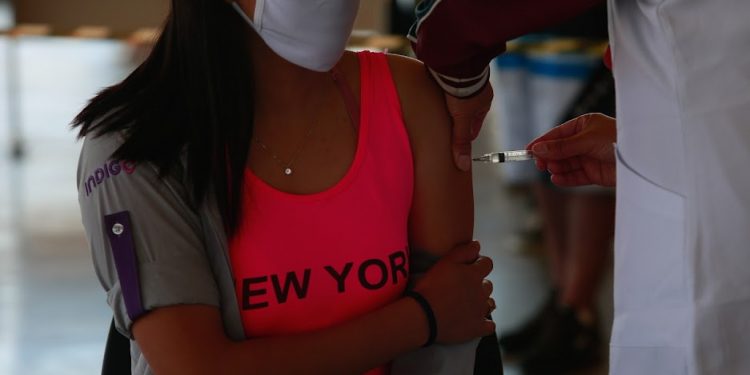 O agendamento de vacinação contra a Covid para adolescentes segue aberto em Campinas. Foto: Leandro Ferreira/Hora Campinas