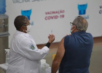 Maiores de 60 anos precisam ter completado o ciclo vacinal há pelo menos seis meses para receber o reforço. Foto: Leandro Ferreira/Hora Campinas