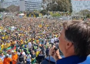 Bolsonaro fala a seus apoiadores em Brasília. Foto: Reprodução/Twitter