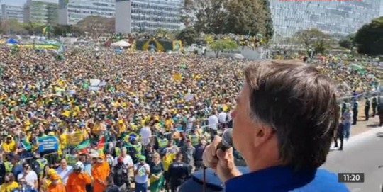 Bolsonaro fala a seus apoiadores em Brasília. Foto: Reprodução/Twitter