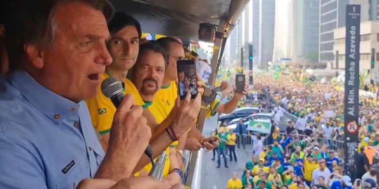 Bolsonaro discursou sobre um carro de som na Avenida Paulista, em São Paulo. Foto: Reprodução/Vídeo