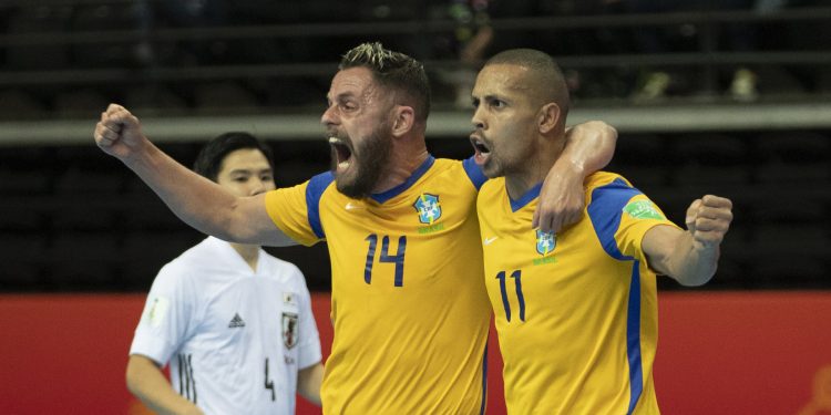 Brasil se recupera de susto e vai às quartas da Copa do Mundo de Futsal
