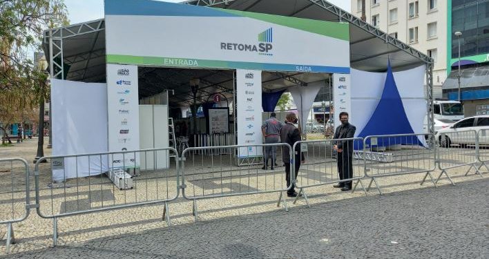Tenda do RetomaSP montada no Centro de Campinas: oferta de vagas de empregos e serviços para a população - Foto: Divulgação/PMC