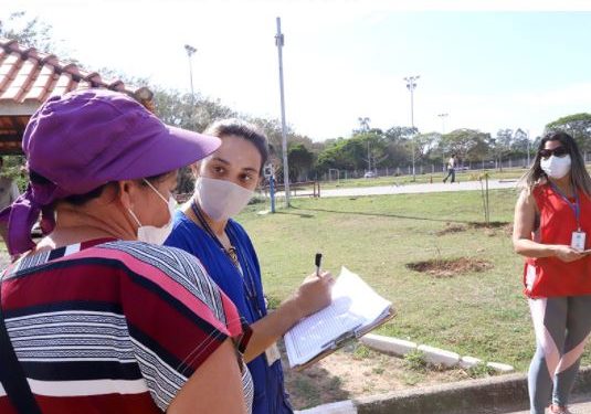 Agentes públicos orientam frequentadores do Parque Linear José Mingone, no Jardim Capivari, região Sudoeste da cidade Foto: Fernanda Sunega/Prefeitura/Divulgação