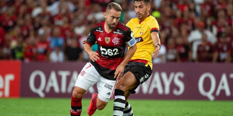 O meia Éverton Ribeiro: Flamengo terá desfalques importantes para a primeira partida da semifinal Foto: Alexandre Vidal/Flamengo/Divulgação