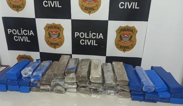 Policiais Civis da Deinter 2 prenderam homem com 50 tijolos de maconha - Foto: Divulgação/Deinter