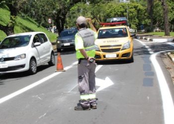 Agentes da Emdec: bloqueio em cruzamento na Marechal Carmona ocorre nesta segunda-feira - Foto: Setransp/Emdec/Divulgação