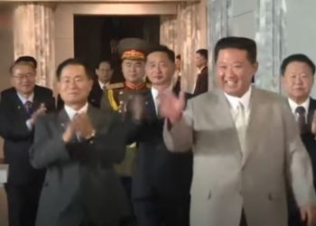 O líder da Coreia do Norte, Kim Jong-un, acompanhou os testes junto com outras autoridades política do País - Foto: Reprodução Youtube