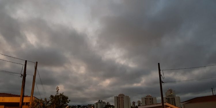 Nuvens mais densas no dia que abre a Ptrimavera: amanhecer foi de ventania e clima ameno em Campinas Foto: Leandro Ferreira/Hora Campinas