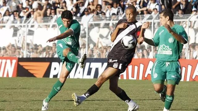 Caíque, no momento do chute que garantiu o gol da última vitória do Guarani no Moisés Lucarelli, em 20 de junho de 2009. Foto: Rogério Capela